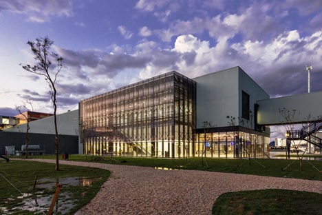 پاورپوینت تحلیل فرودگاه بین المللی برزیل