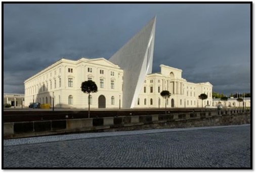 پاورپوینت تحلیل دو نمونه خارجی موزه